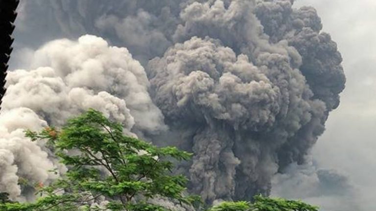 Esplode in diretta il vulcano in Guatemala, evacuazioni in corso. Foto e video live