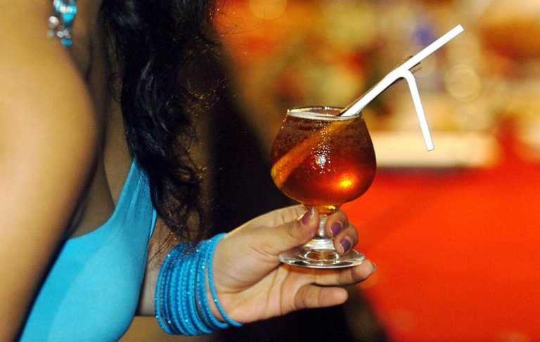 Sei a dieta ? Ecco l’unica bevanda alcolica che devi assolutamente evitare Sei a dieta ? Ecco l’unica bevanda alcolica che devi assolutamente evitare