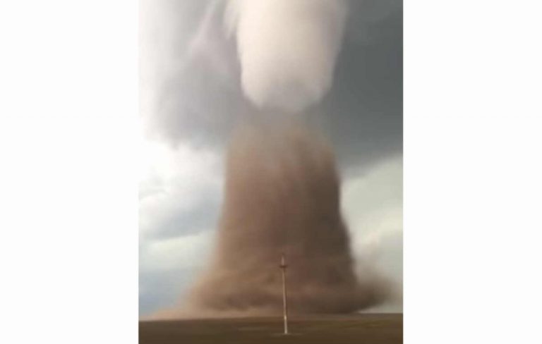 Devastante tornado si sta abbattendo sulla Romania: panico tra la popolazione – VIDEO