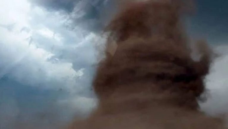 Il tornado in Romania colpisce in pieno un autobus: immagini terrificanti riprese in diretta. Video