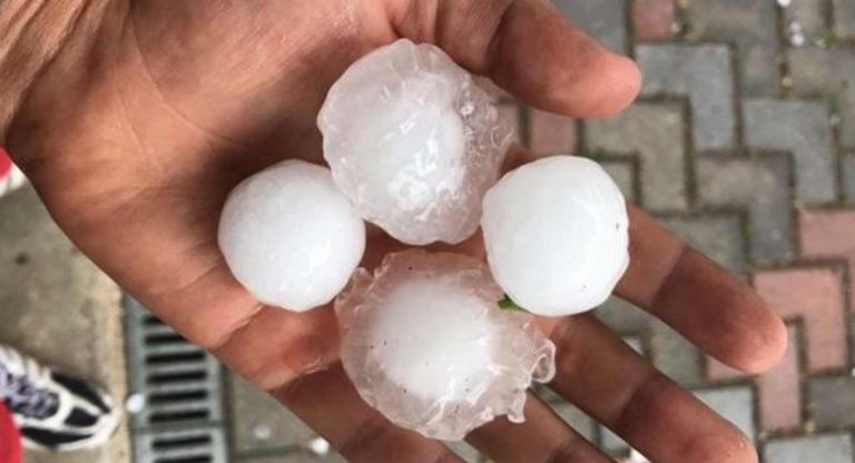 Violenta grandinata si sta abbattendo sulla Toscana: grossi chicchi cadono dal cielo – VIDEO