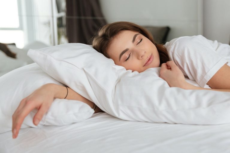 Dormire sul lato destro fa male alla salute? Ecco cosa dice la scienza e quali sono le conseguenze