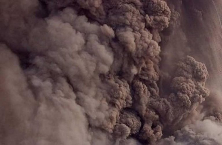 Esplosione del vulcano in corso: immensa colonna di fumo e cenere si stanno levando in Giappone. Video/Diretta