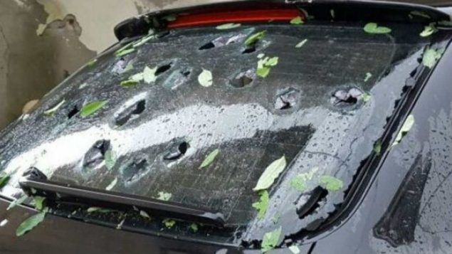 Devastante grandinata ripresa dal vivo: chicchi grandi come pietre stanno piovendo dal cielo in Romania – VIDEO