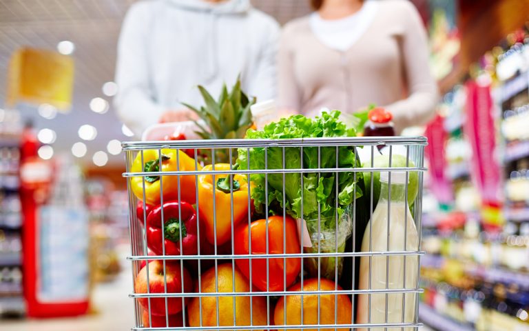 Gli otto alimenti da non mettere assolutamente nel carrello della spesa