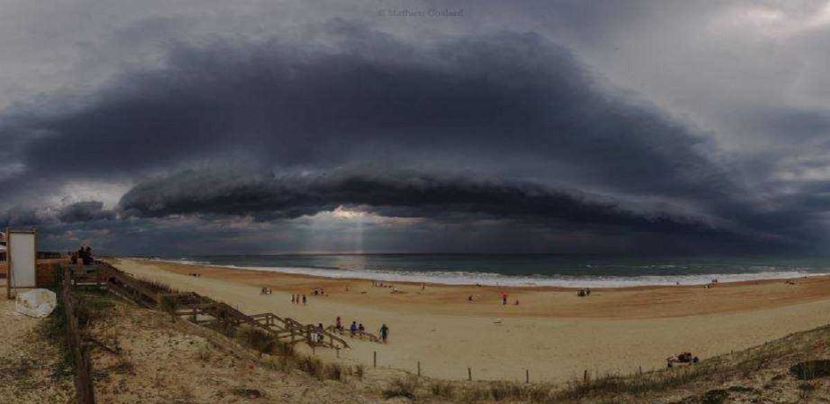 Maltempo in Italia con piogge e temporali diffusi al centro-nord. Foto Mathieu Goalard