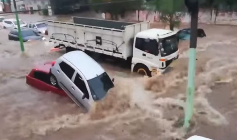 Fiumi di acqua e fango stanno devastando tutto: abitazioni e auto travolte. Ci sono feriti. Video live dal Paraguay