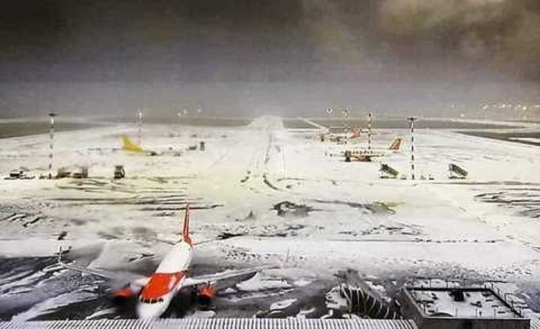 Meteo Italia, fiumi di acqua e grandine stanno travolgendo l’aeroporto di Malpensa: piste coperte da ghiaccio – FOTO