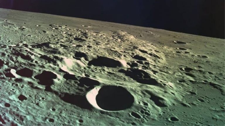 Una copia di Wikipedia è sulla Luna: ecco come ci è finita