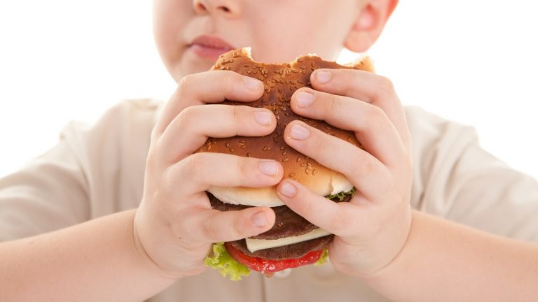 Obesità infantile, ecco cosa fare per prevenirla