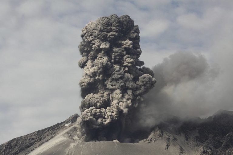 Il vulcano sta esplodendo: panico tra la popolazione. Immensa colonna di fumo e cenere si sta levando in Giappone – VIDEO