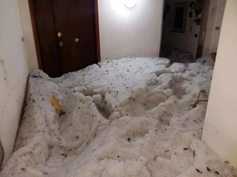 Enormi masse di ghiaccio stanno entrando nelle case, scuole danneggiate. DIRETTA e FOTO di quanto sta accadendo a Lavinio Enormi masse di ghiaccio stanno entrando nelle case, scuole danneggiate. DIRETTA e FOTO di quanto sta accadendo a Lavinio