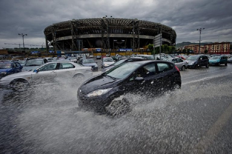 Meteo NAPOLI: piogge e temporali nelle prossime ore, giornata all’ insegna del Maltempo