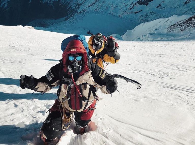 Nirmal Purja in vetta al Kanchenjunga. E ora salva alpinisti in difficoltà Nirmal Purja in vetta al Kanchenjunga. E ora salva alpinisti in difficoltà