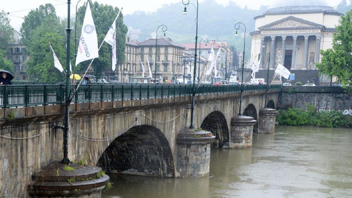 Peggiora il tempo a Torino con piogge diffuse. Foto la stampa