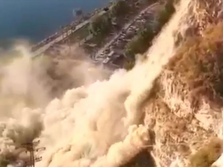 La montagna sta crollando: ci sono case distrutte, strade chiuse e persone in fuga. Foto e video live dalla Turchia La montagna sta crollando: ci sono case distrutte, strade chiuse e persone in fuga. Foto e video live dalla Turchia