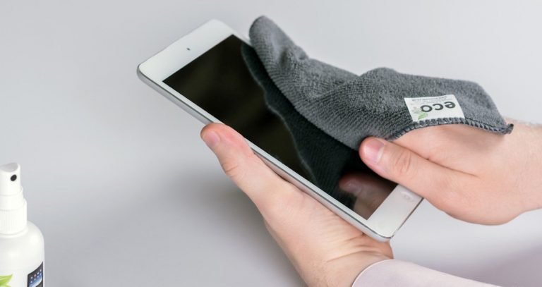 Le 5 cose da non fare quando devi pulire lo smartphone