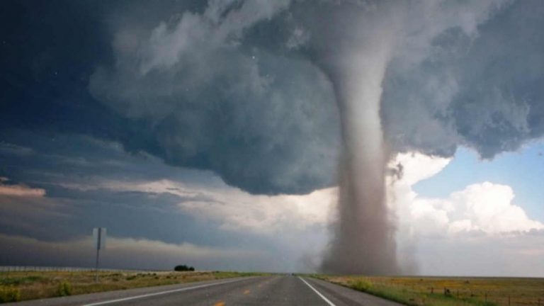 Violento tornado sta devastando gli Stati Uniti: ci sono morti e feriti – VIDEO