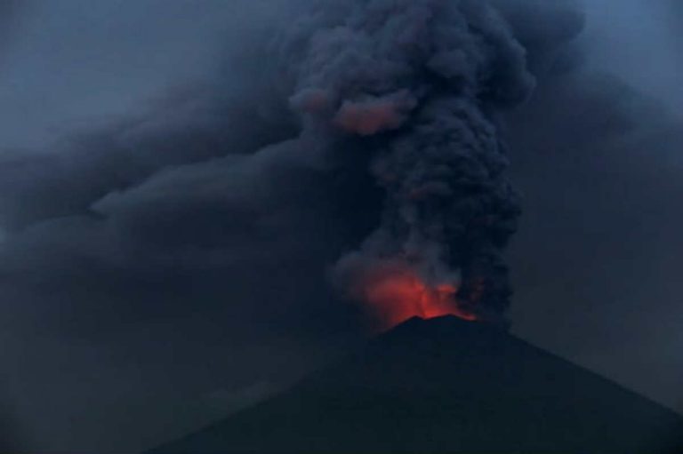 Il vulcano sta eruttando in diretta: panico tra la popolazione. Colata di lava e immensa colonna di fumo si stanno levando in Indonesia – VIDEO