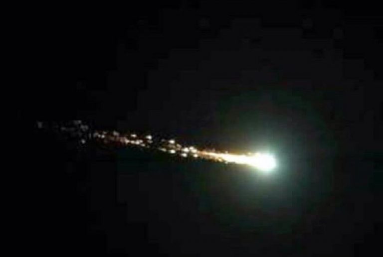 Enorme meteorite nei cieli australiani: boato fa tremare la terra per decine di chilometri. VIDEO e DIRETTA