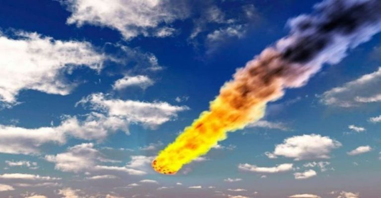 Cade enorme meteorite: paura tra la popolazione, tremano le abitazioni. Video in diretta della palla di fuoco in Australia