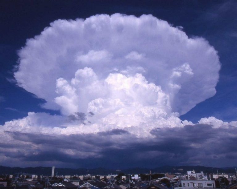 Dopo la nuvola a “fungo atomico” una violenta grandinata si abbatte su Milano – VIDEO