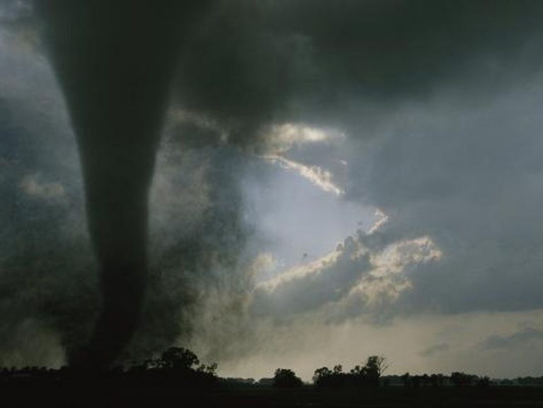 Devastante tornado in Polonia: tantissime le abitazioni distrutte. Video in diretta Devastante tornado in Polonia: tantissime le abitazioni distrutte. Video in diretta