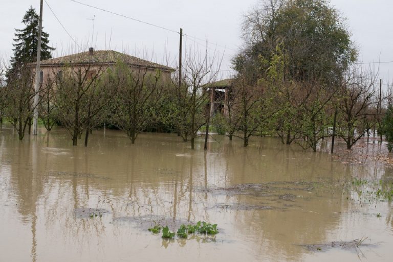 Devastante bomba d’acqua si sta abbattendo sul nord Italia: allagate case e strade – DIRETTA