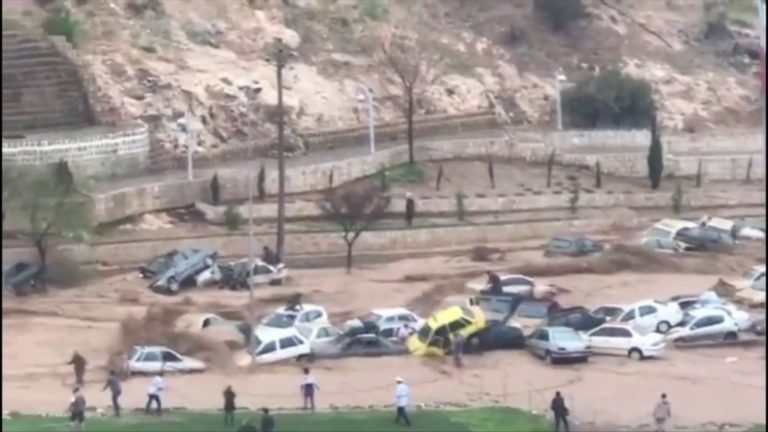 Inondazioni e fiumi di fango stanno devastando tutto: ci sono molte vittime e gravi feriti in Iran. Video/live