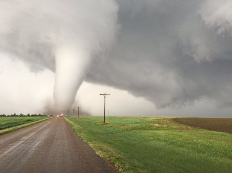 Tornado più potente degli ultimi anni sta “distruggendo tutto”: abitazioni rase al suolo e feriti gravi. Situazione critica in Kansas. Video