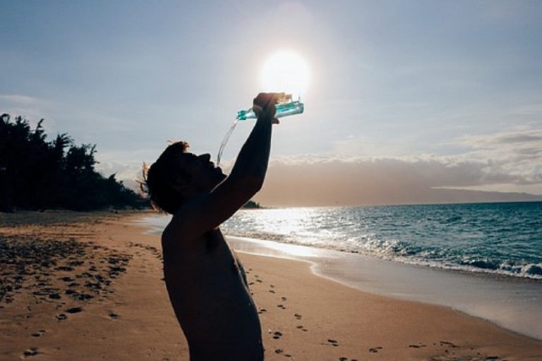 Un bicchiere d’acqua può saziare la sete ma non idratarci: cosa succede nel nostro cervello