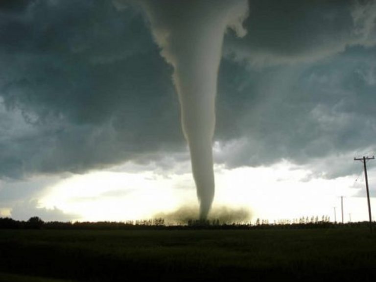 Devastante tornado sta distruggendo tutto: ci sono centinaia di feriti. VIDEO e DIRETTA di quanto sta accadendo negli Stati Uniti