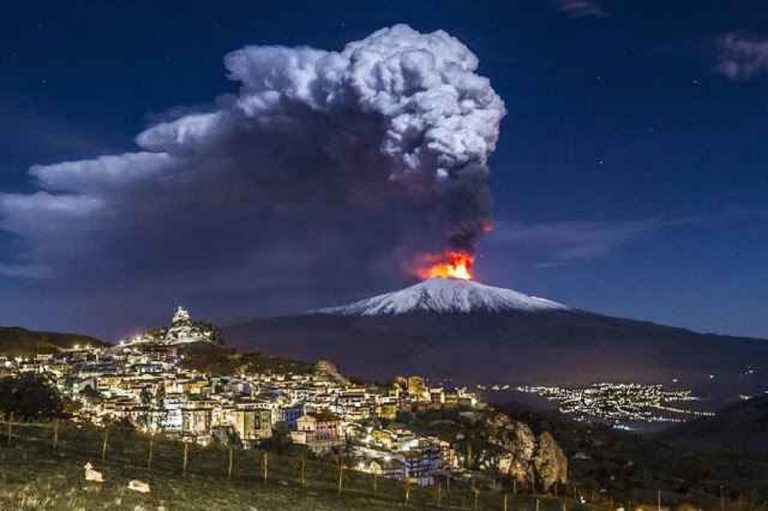 Nella notte esplosioni e boati si levano dall’Etna: eruzioni in corso – DIRETTA e VIDEO