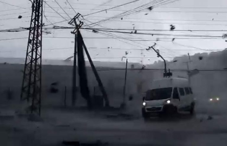 Enorme tornado e grandine stanno devastando abitazioni e automobili: ci sono vittime e gravi feriti. Foto e video in diretta dal Cile