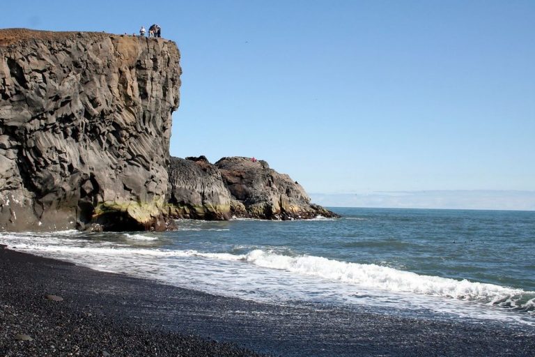 La famosissima spiaggia nera: uno dei posti più misteriosi e affascinanti al mondo. Si trova in Islanda, ecco le immagini