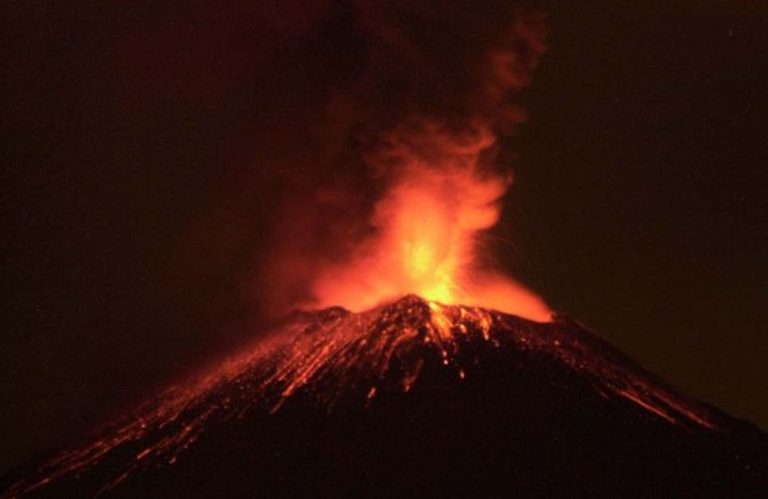 Il pericoloso vulcano è esploso poco fa: evacuazione in corso di intere famiglie – FOTO di quanto sta accadendo in Indonesia