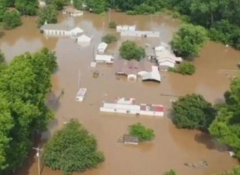 Inondazioni e fiumi di fango stanno travolgendo strade e abitazioni: evacuazioni in corso, situazione critica negli USA