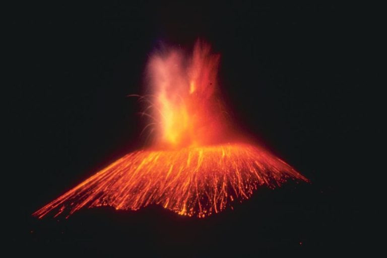 Violenta esplosione del vulcano in corso. Paura tra la popolazione in Messico