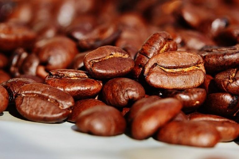 Caffè e rigidità arteriosa: se ne bevi troppo il cuore è davvero a rischio?