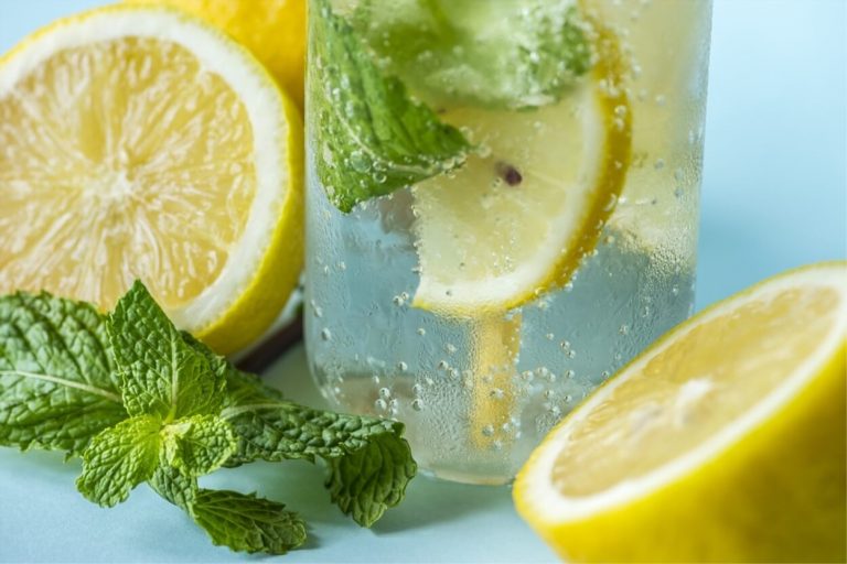 Dieta, bere spesso acqua e limone fa davvero bene?