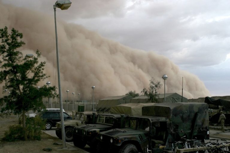 Potentissima tempesta di sabbia si sta abbattendo sulle città: ci sono gravi danni e moltissime persone coinvolte. Video dal Texas Potentissima tempesta di sabbia si sta abbattendo sulle città: ci sono gravi danni e moltissime persone coinvolte. Video dal Texas
