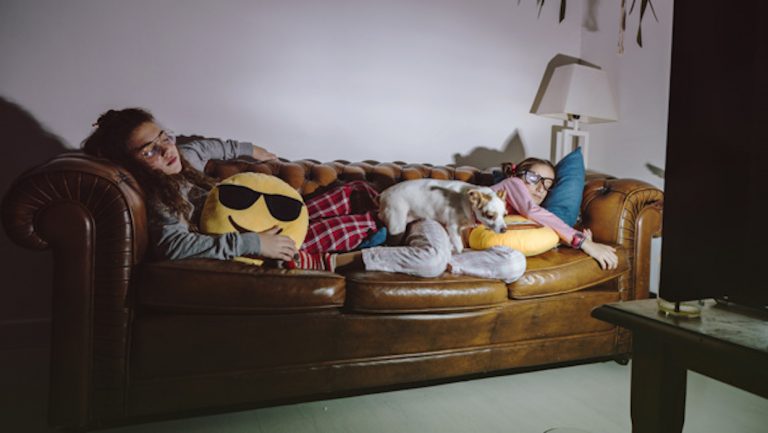 Addormentarsi con la tv accesa fa ingrassare: ecco perché Addormentarsi con la tv accesa fa ingrassare: ecco perché