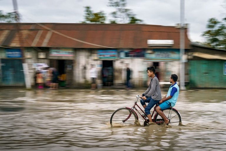 Fiumi di acqua e fango stanno devastando abitazioni: ci sono molte vittime ed evacuazioni di massa in corso. Situazione critica in Cina. Video