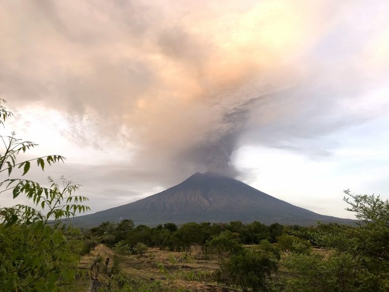 Il vulcano sta esplodendo in Indonesia: panico tra la popolazione. Immensa colata di fumo e cenere si sta levando in cielo – VIDEO
