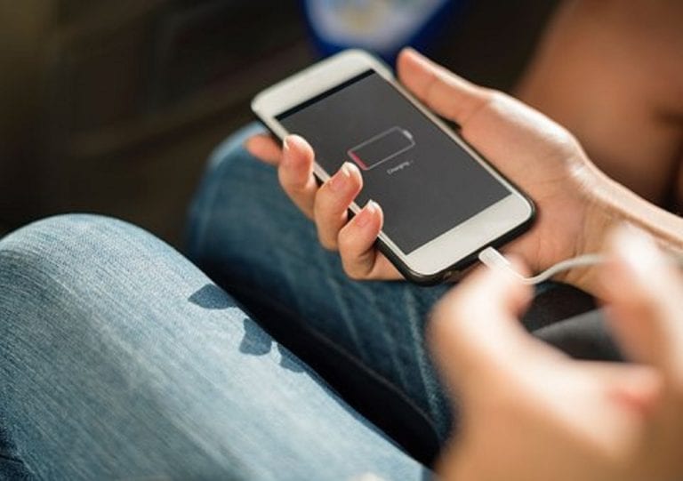 È in arrivo il caricabatterie per tutti gli smartphone, cosa cambia per gli utenti?