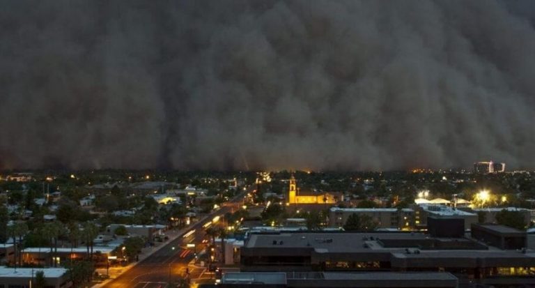 La violentissima tempesta di sabbia sta inghiottendo tutto. Ci sono dei palazzi evacuati e voli aerei cancellati. Foto dall’India