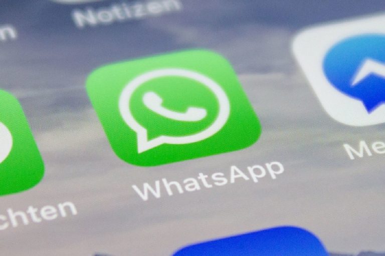 WhatsApp, in arrivo la nuova funzione che eviterà l’invio di immagini ai contatti sbagliati