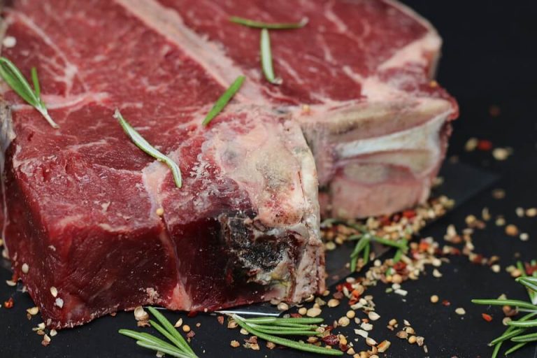 Carne rossa, gli scienziati lanciano una nuova allerta: mangiarne troppa aumenta il rischio di morte
