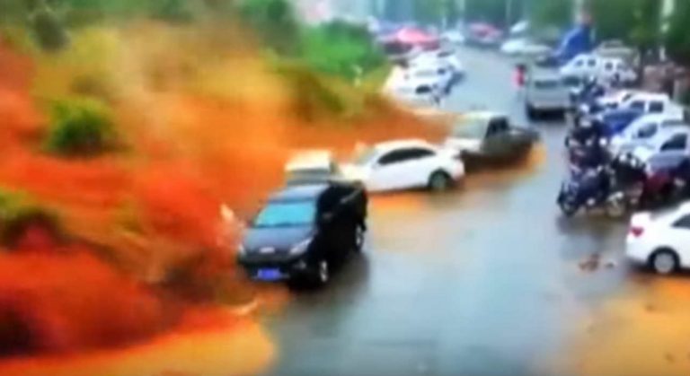 Devastante inondazione sta travolgendo macchine e case: ci sono decine di morti – VIDEO di quanto accaduto in Cina