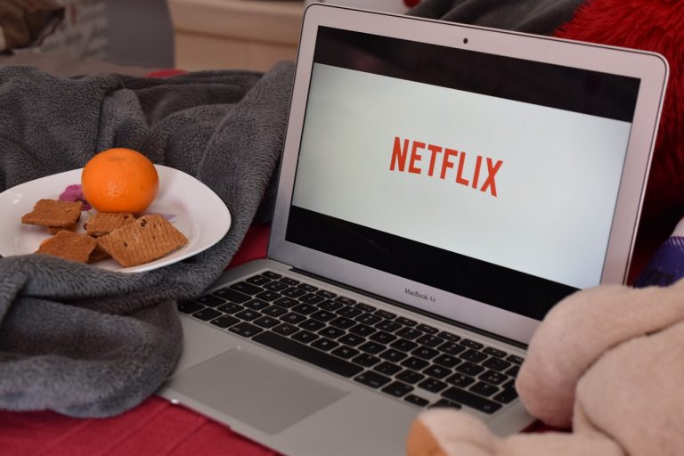 Netflix, aumenta il costo degli abbonamenti: le novità
